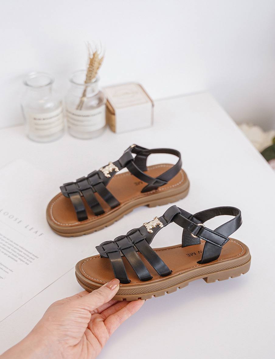 Sandale noire fille avec boucle dorée : chic, confortable et facile à assortir. Idéale pour les tenues d'été, à découvrir sur Hortensiaa.fr.