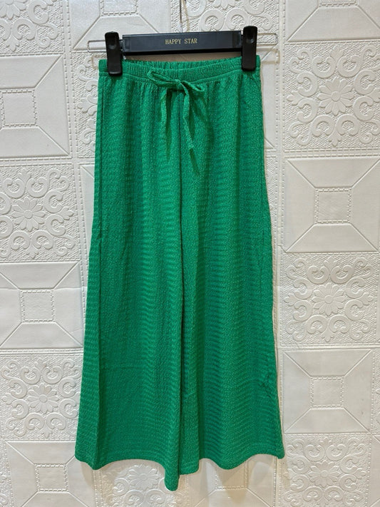 Pantalon fille vert fluide, coupe palazzo. Léger, confortable et stylé pour l’été. Du 4 au 14 ans. Look frais et tendance garanti.